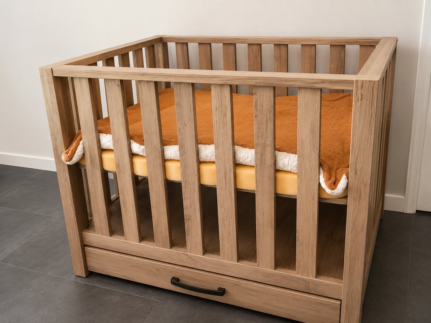 Nette houten box met lade, Kinderen en Baby's, Boxen, Gebruikt, Rechthoekig, In hoogte verstelbaar, Boxkleed, Lade, Ophalen
