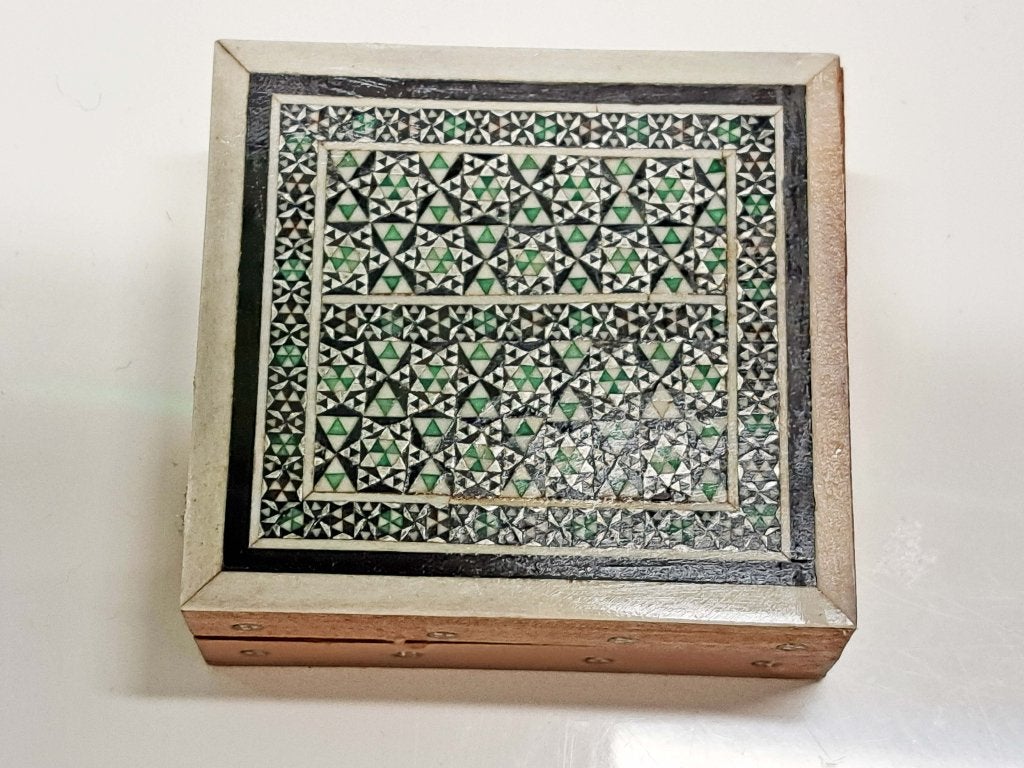19e-eeuwse Anglo-Indische doos van hout  mozaiek inlegwerk, Antiek en Kunst, Overige onderwerpen, Houtsnijwerk, Minder dan 20 cm