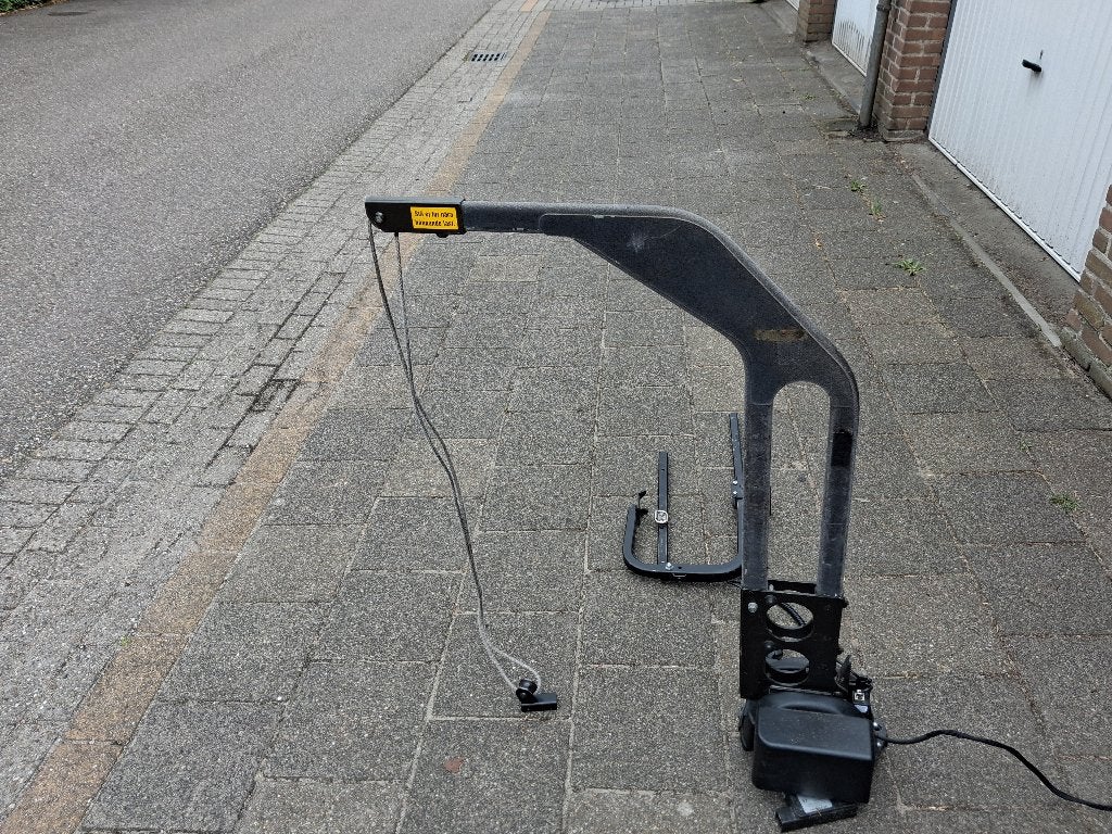 kofferbak lift voor  rolstoel / scootmobiel, Ophalen, Gebruikt