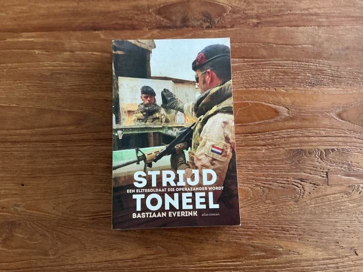 Strijd Toneel - Een elitesoldaat die operazanger wordt, Ophalen of Verzenden, Zo goed als nieuw, Nederland