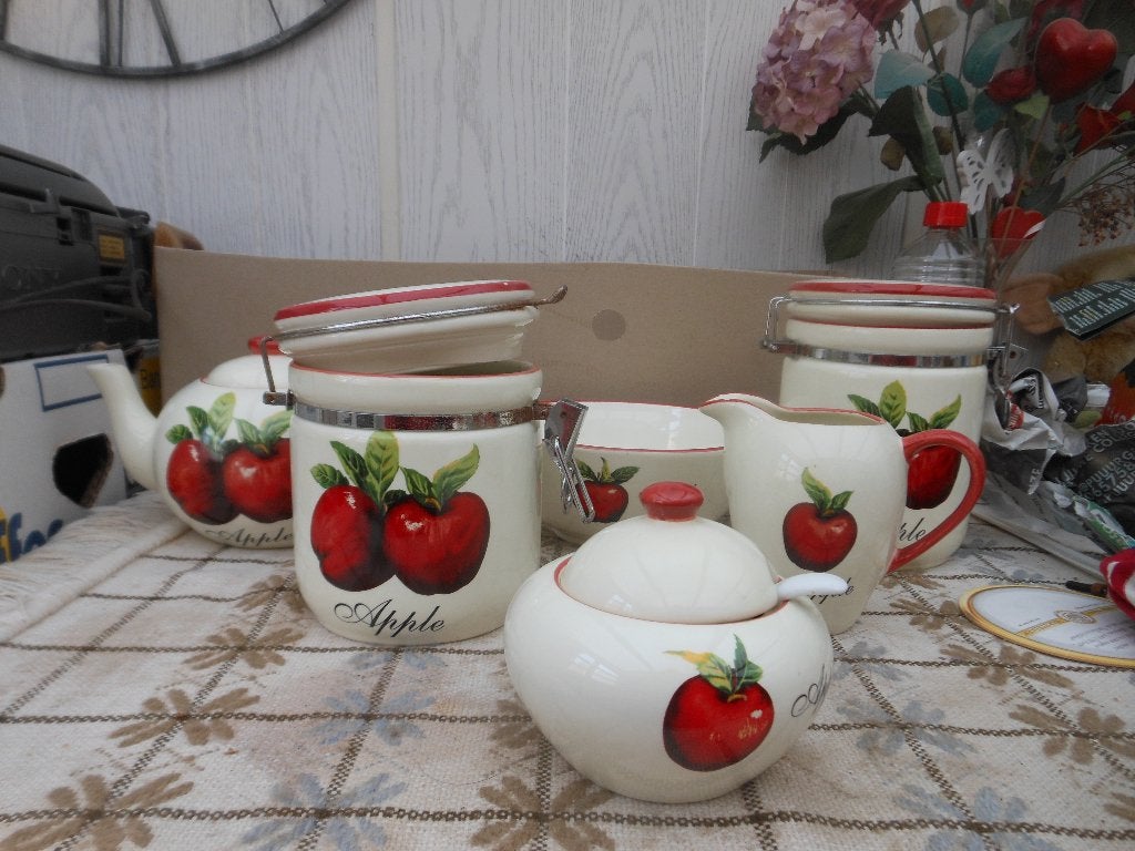 Servies set met appel design - theepot, potten, kom, melkkan, Huis en Inrichting, Ophalen, Gebruikt, Keramiek, Overige stijlen