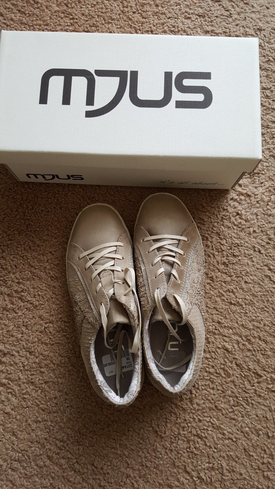 MJUS SNEAKERS LEER BEIGE MET CROCO PRINT EN SCHUBBEN MAAT 38, Beige, Nieuw, Ophalen of Verzenden, Sneakers of Gympen