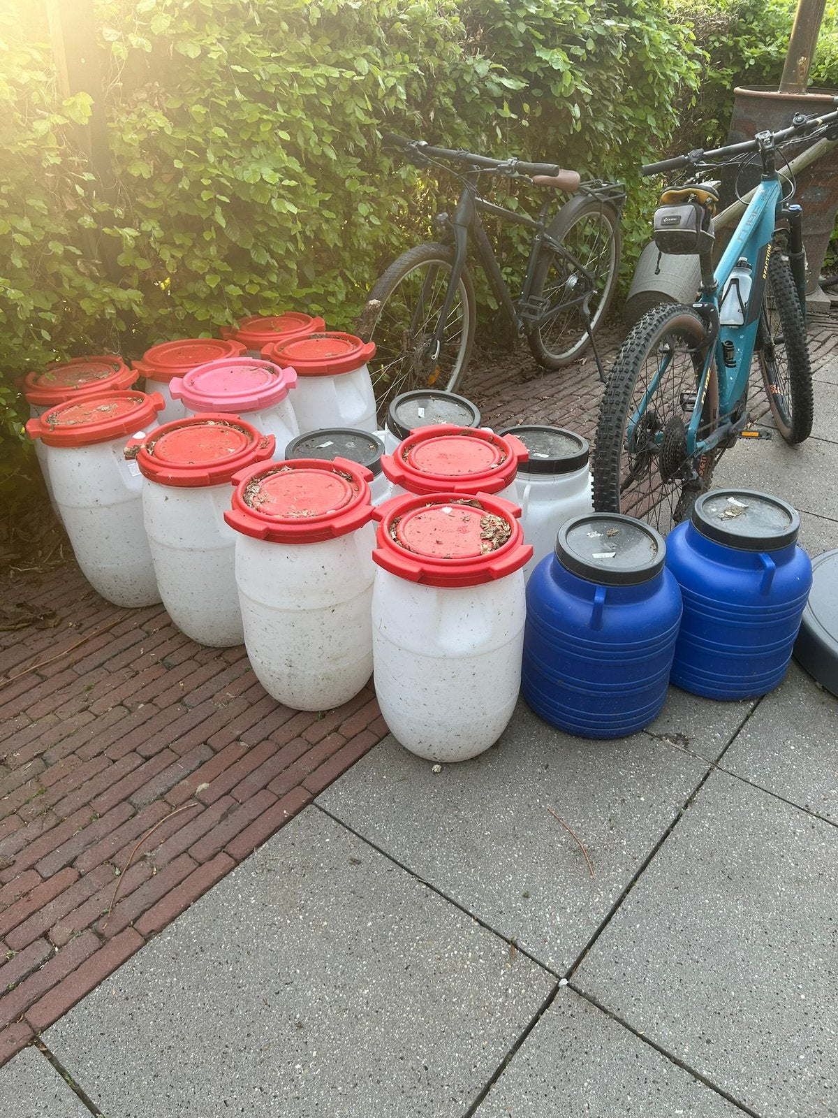 8 plastic tonnen 30 liter, Minder dan 75 liter, Ophalen, Zo goed als nieuw