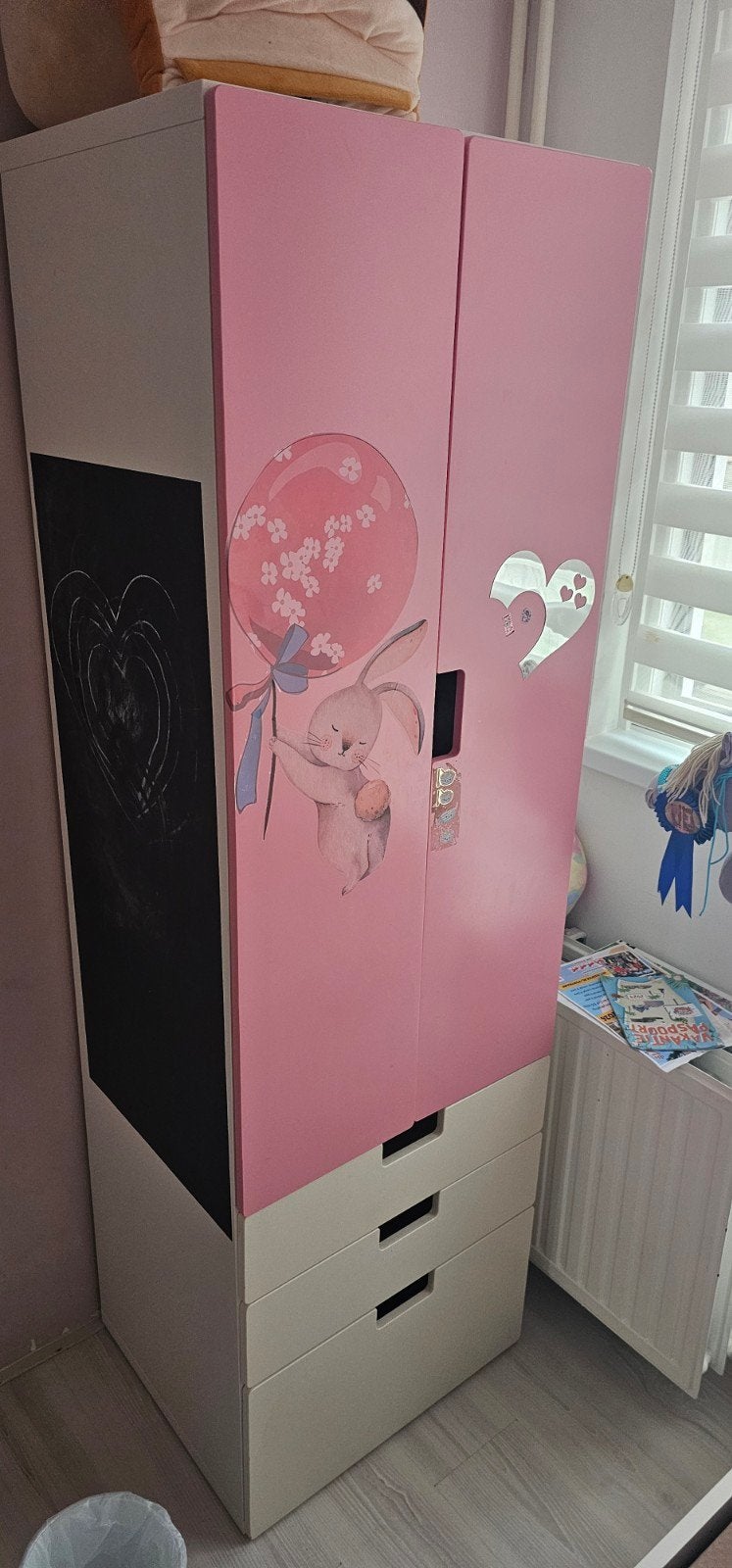 Leuke roze kast met krijtbord en lades ikea stuva, Gebruikt, 105 cm of meer, Ophalen of Verzenden, Minder dan 50 cm