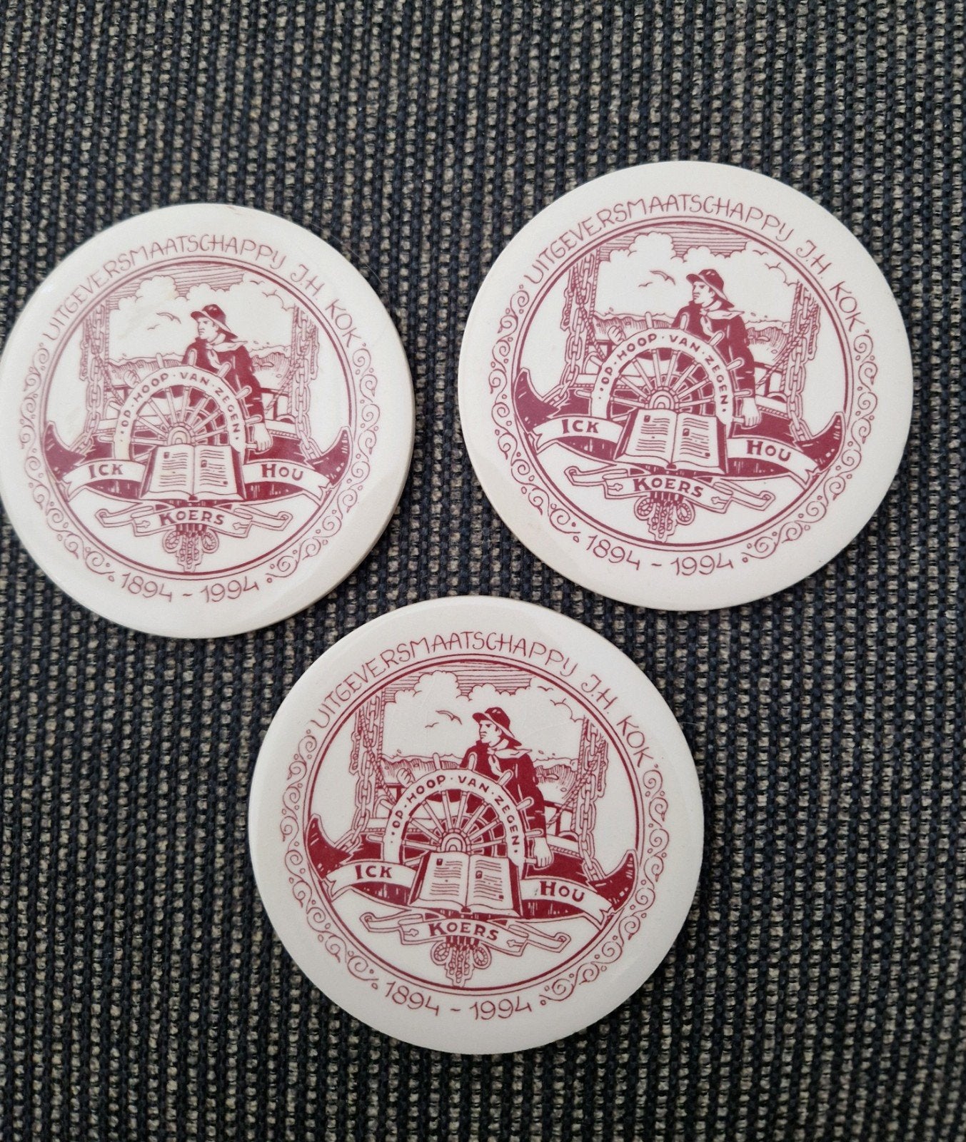 3 vintage onderzetters Uitgeversmaatschappij J.H. Kok Kampen, Ophalen, Glasonderzetter, Zo goed als nieuw, Steen/keramiek