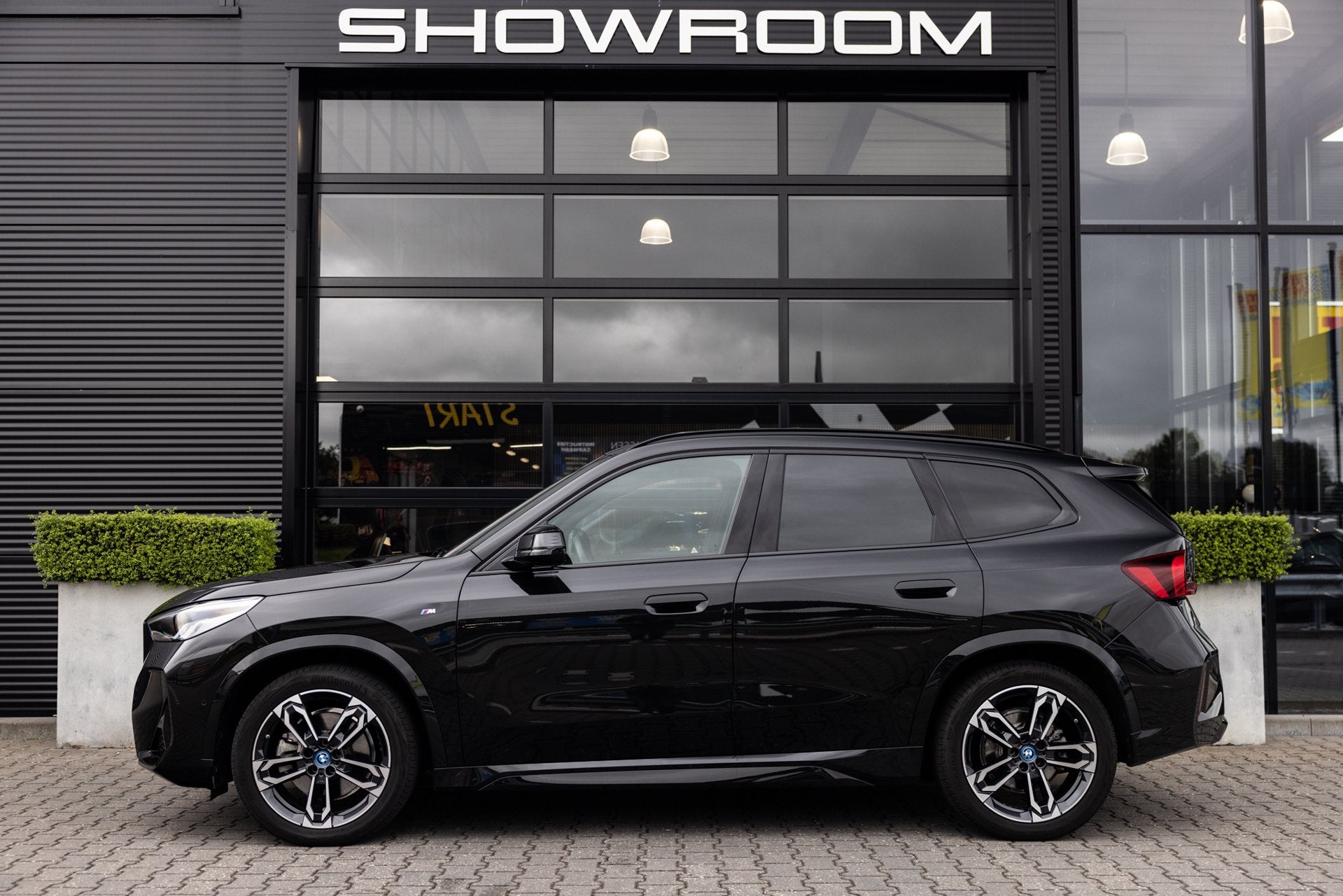 BMW IX1 XDrive30 M-Sport 67 kWh NL Auto, Pano, Trekhaak, Ful, Automaat, Gebruikt, 33 min, Zwart