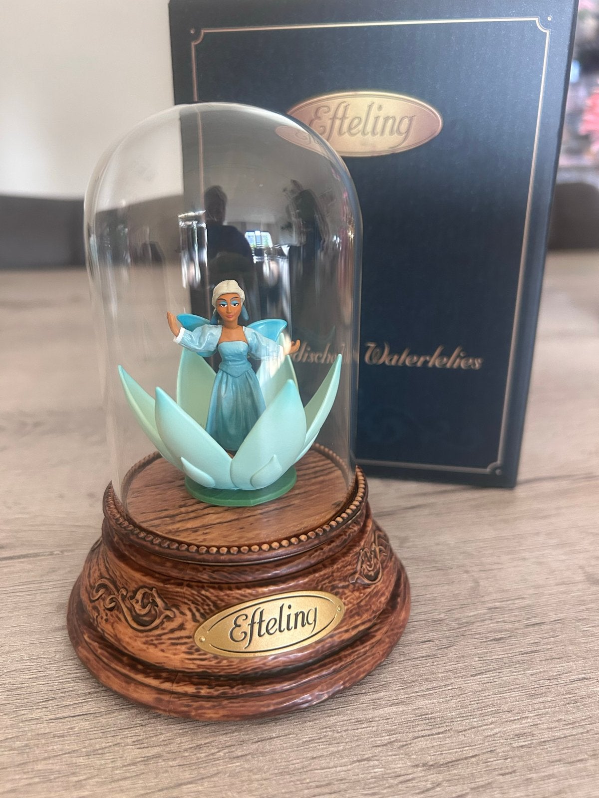 Efteling Waterlelie Beeldje onder Glazen Stolp, Verzamelen, Efteling, Ophalen of Verzenden, Zo goed als nieuw, Beeldje of Poppetje