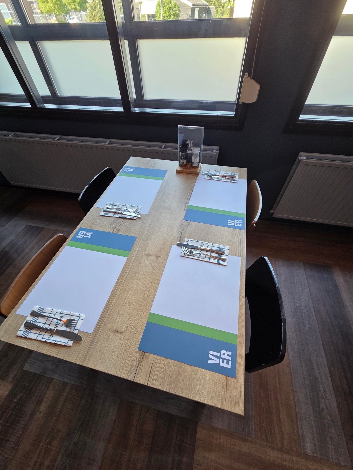 8x Tafels (120x80x80cm) + 33x Houten Stoelen (zwart/bruin), Huis en Inrichting, Tafels | Eettafels, Ophalen, Gebruikt, 100 tot 150 cm