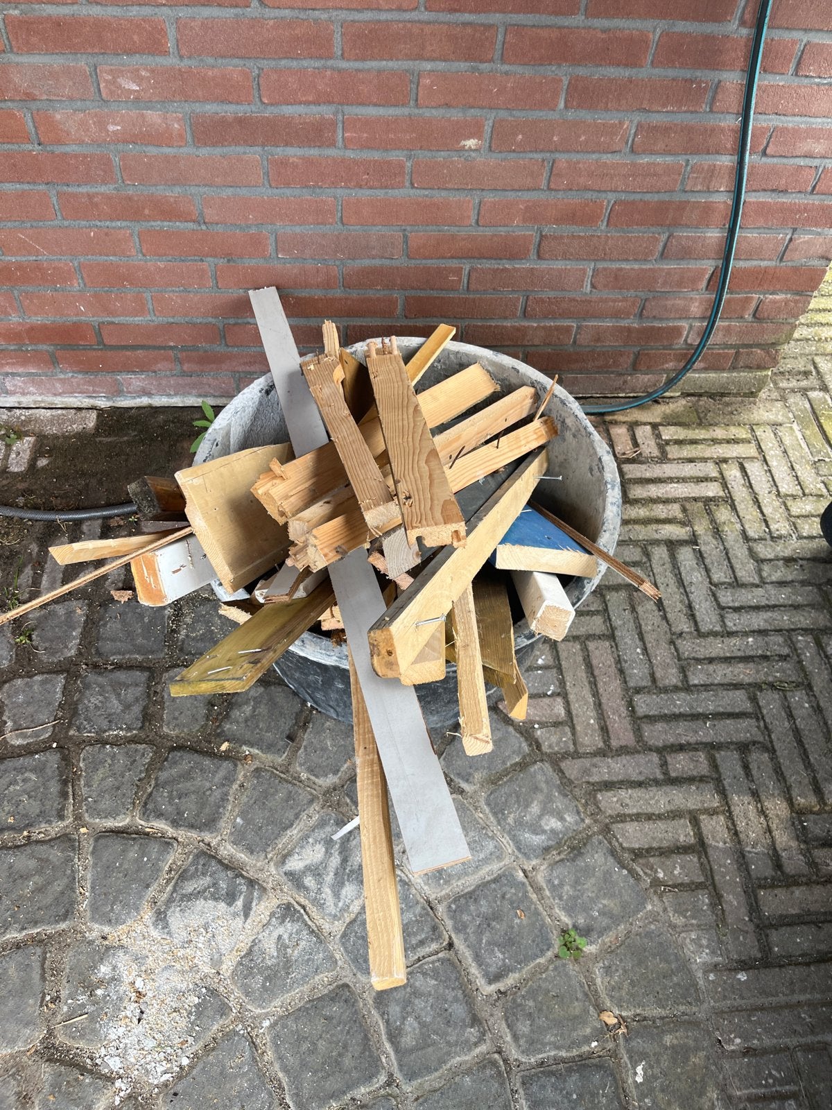 Gratis Diverse restpartij hout in emmer, Gebruikt, Minder dan 25 mm, Overige typen, Ophalen of Verzenden