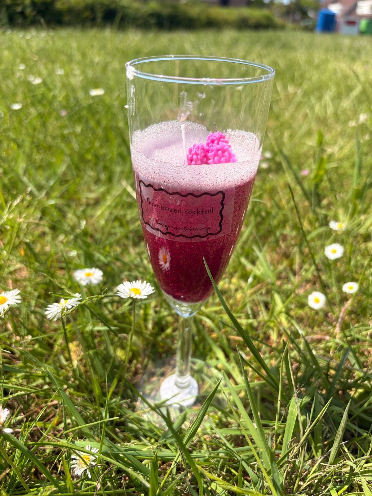 Feestelijke Kaars in Champagneglas - Bubbels & Frambozen, Huis en Inrichting, Woonaccessoires | Kandelaars en Kaarsen, Ophalen of Verzenden