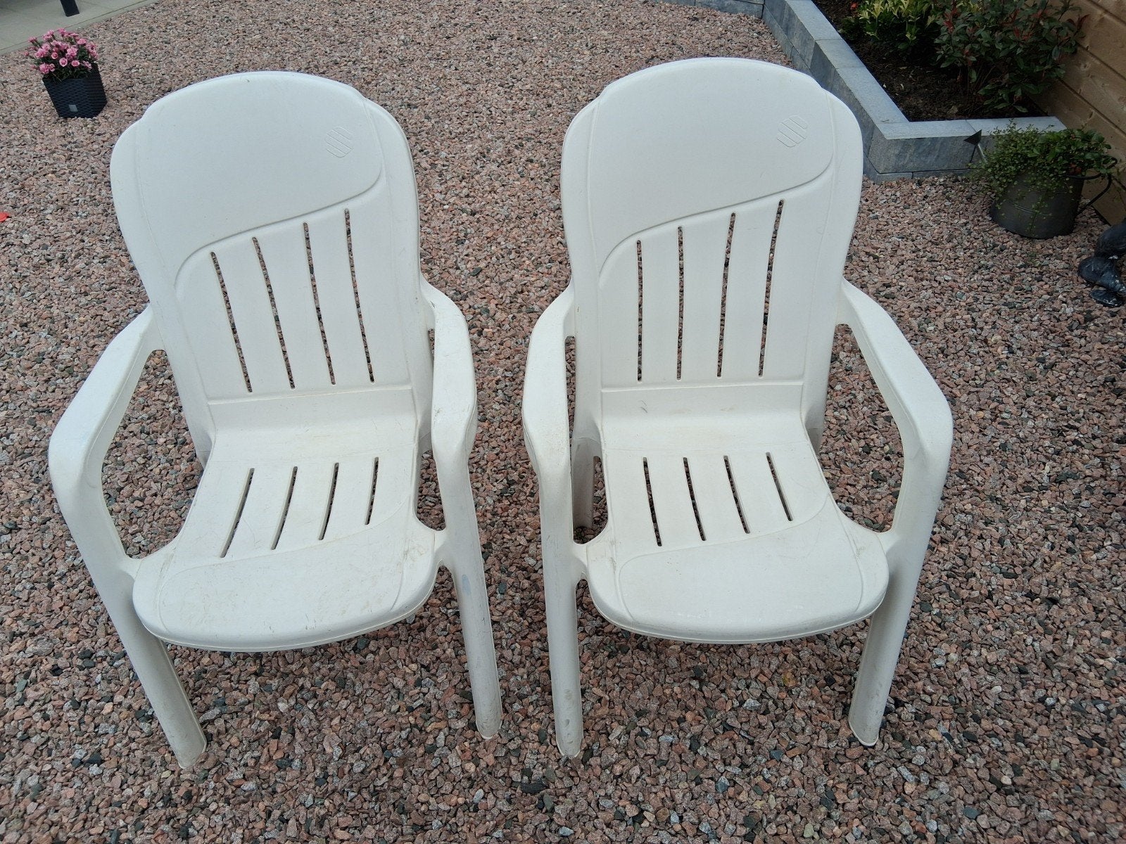 2 witte kunststof tuin stoelen, Ophalen, Gebruikt, Kunststof