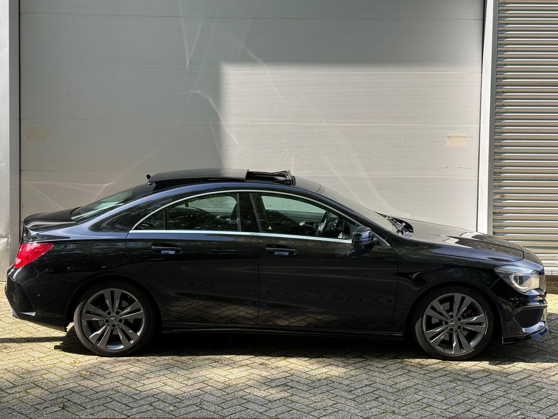 Mercedes-Benz CLA-klasse 250 Sport Ambition AMG l Pano l Mem, 1380 kg, Gebruikt, 4 cilinders, Zwart