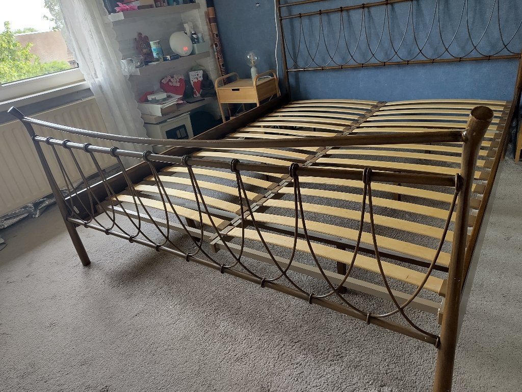 Bedframe, Huis en Inrichting, Slaapkamer | Bedden, Gebruikt, Tweepersoons, Overige maten, 210 cm, Metaal, Bruin, Ophalen