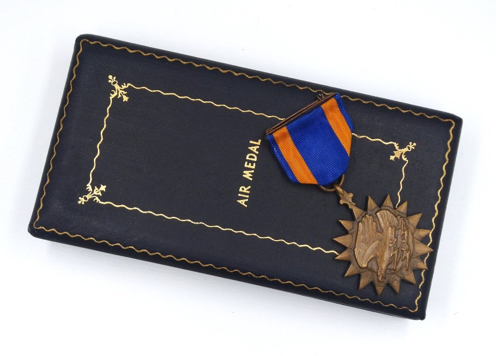 WO2 US Cased Air Medal (Wrap Brooch), Verzamelen, Verzenden, Luchtmacht, Amerika, Lintje, Medaille of Wings