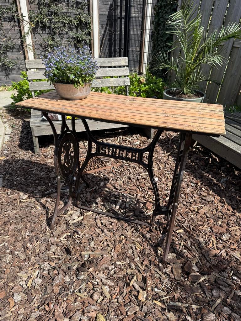 Industriële sidetable van Singer onderstel en krattenhout, Gebruikt, 50 tot 100 cm, Ophalen of Verzenden, Overige houtsoorten