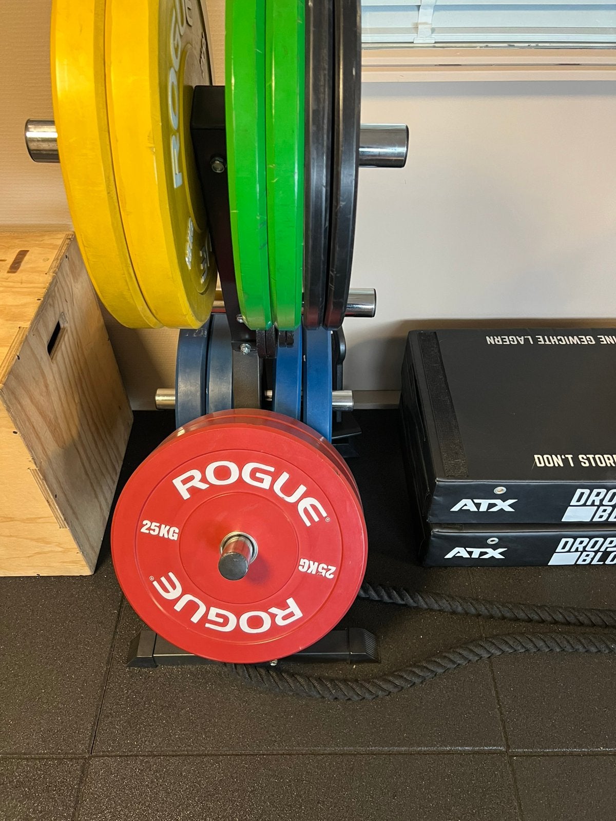 Rogue plates set incl standaard 5-10-15-20-25-50 Bumper, Sport en Fitness, Ophalen, Zo goed als nieuw