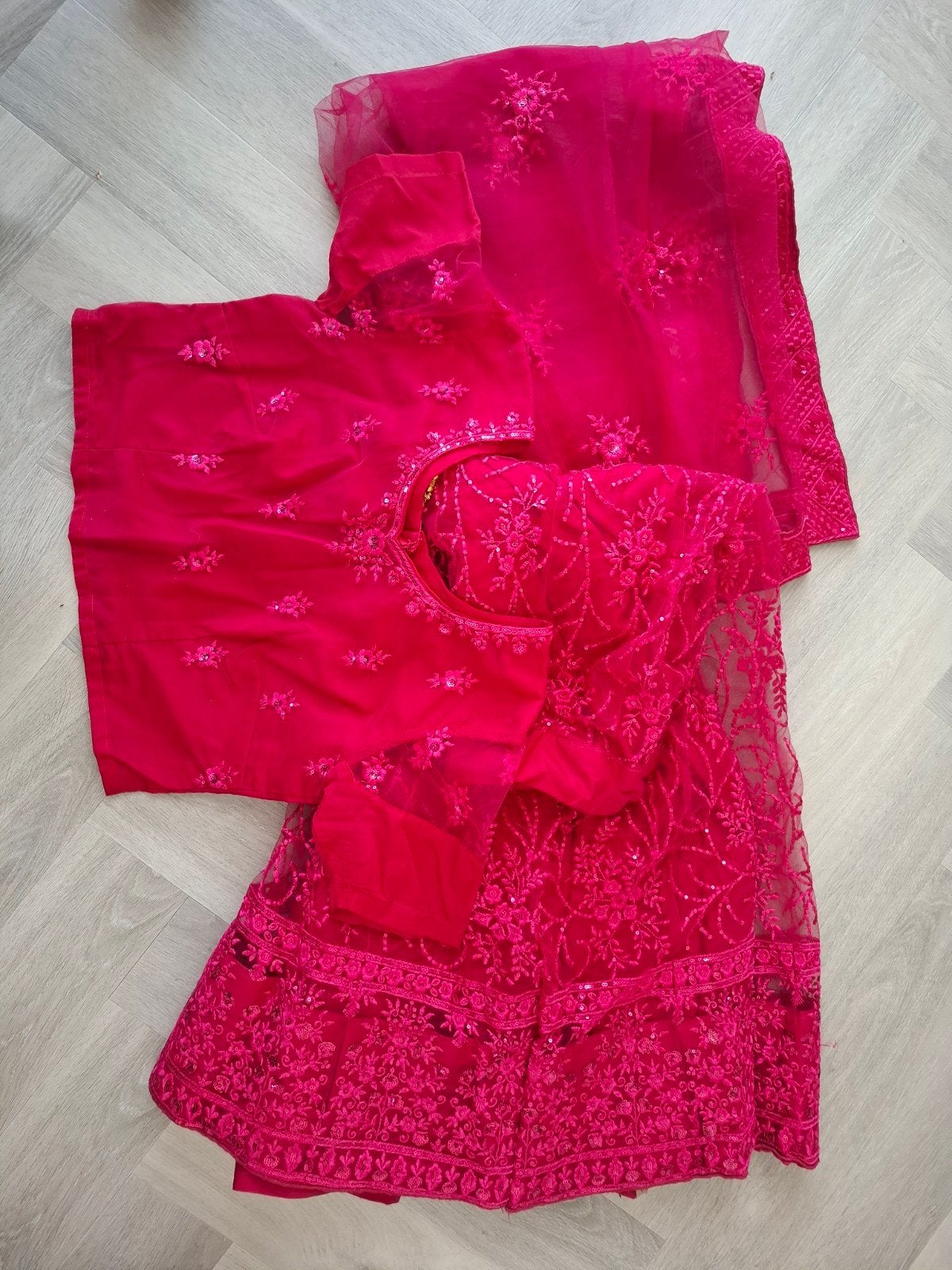 Prachtige roze Lengha - Nieuw met borduurwerk, Maat 38/40 (M), Nieuw, Ophalen of Verzenden, Roze