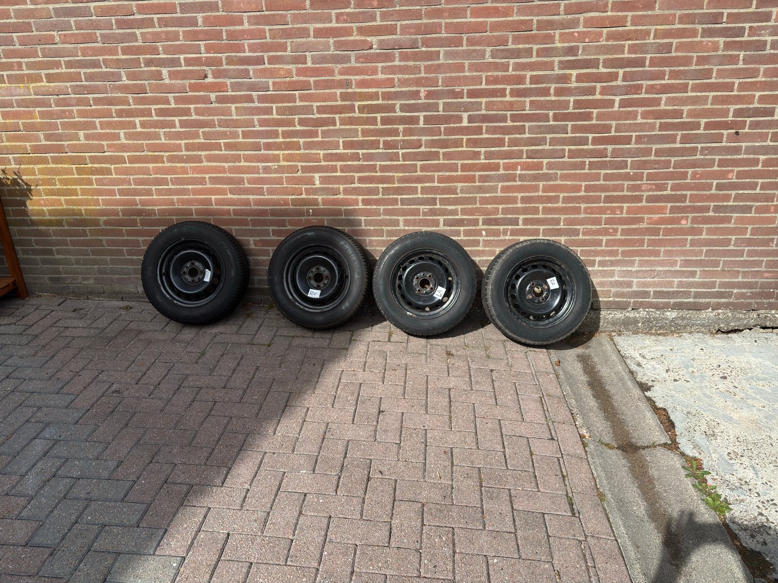 Winterbanden met stalen velgen 175/65 R14 steek 4x98 ET35, Ophalen of Verzenden, Gebruikt