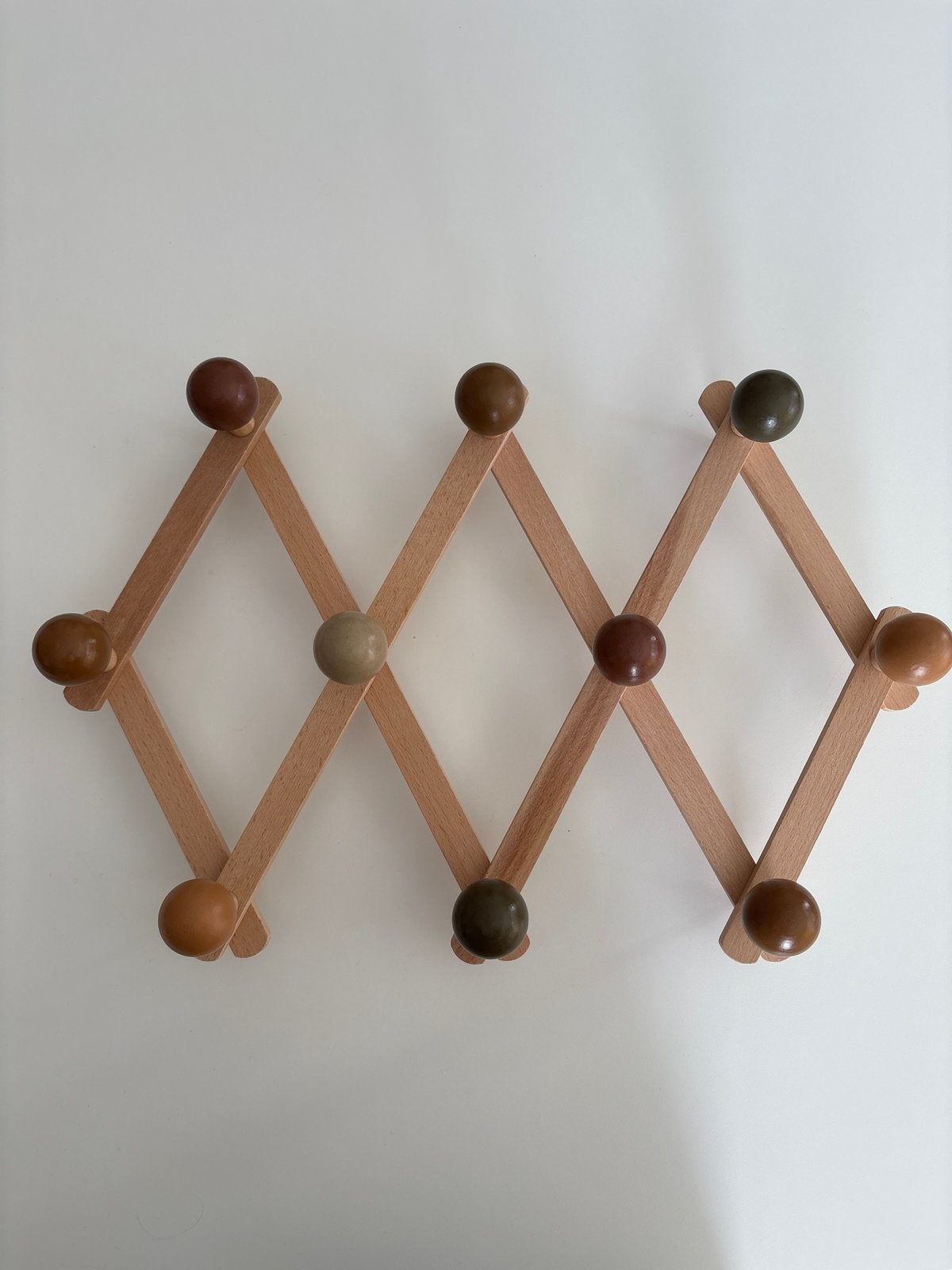Konges Sløjd kapstok met gekleurde houten bollen, Huis en Inrichting, Wandkapstok, Gebruikt, Ophalen of Verzenden, Minder dan 100 cm