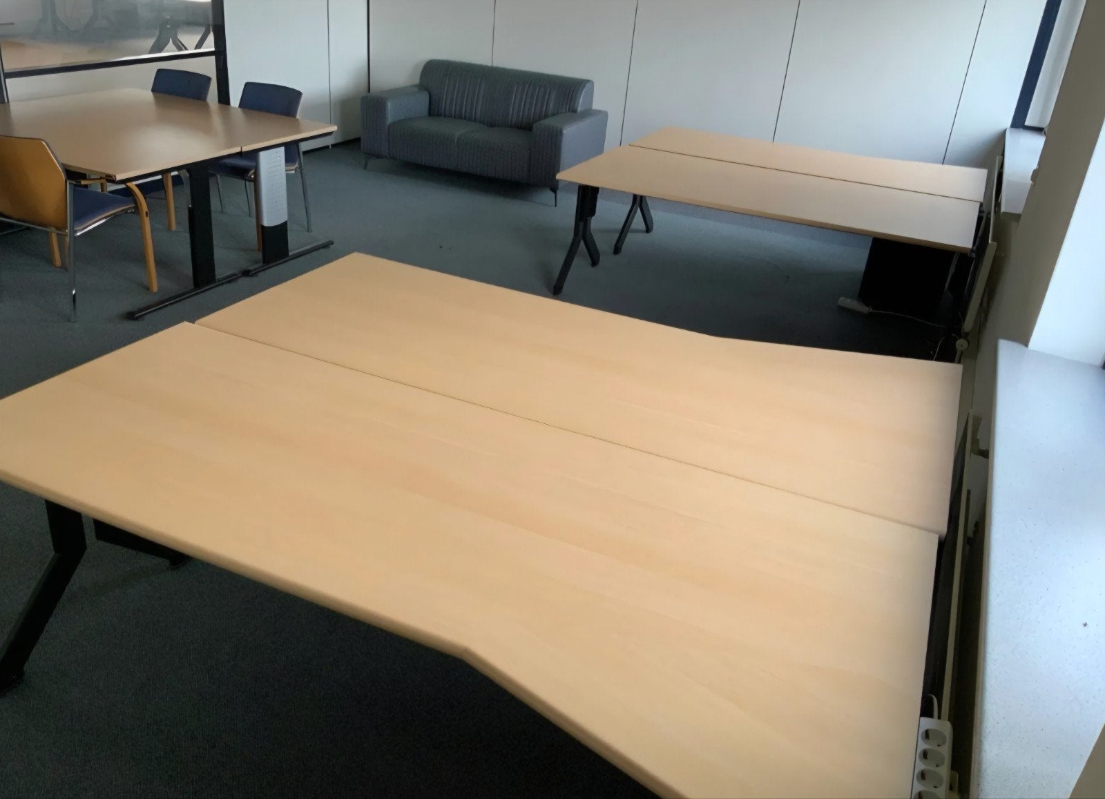 Kantoortafels en bureaustoelen - Gebruikt, Vergader- of Presentatieruimte, Ophalen, Gebruikt, Tafel