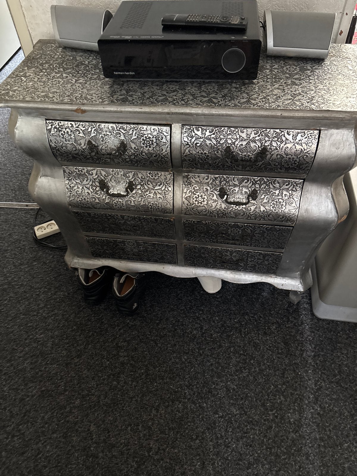 Zilverkleurige ladekast met sierlijk patroon, Gebruikt, Met lade(s), 25 tot 50 cm, Overige houtsoorten