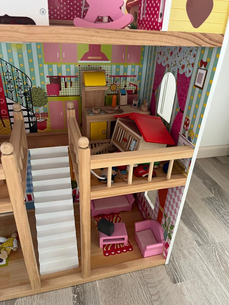 Groot houten poppenhuis met meubels, Ophalen of Verzenden, Zo goed als nieuw, Overige typen