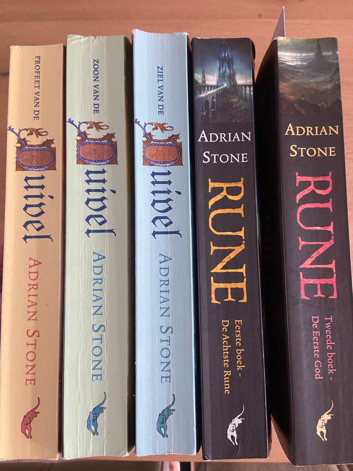 Adrian stone, duivel trilogie en rune tweeluik, Ophalen of Verzenden, Zo goed als nieuw