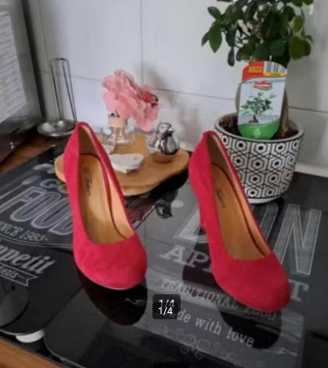 Z.g.a.n rode pumps van Fashion, Pumps, FASHION, Ophalen of Verzenden, Zo goed als nieuw