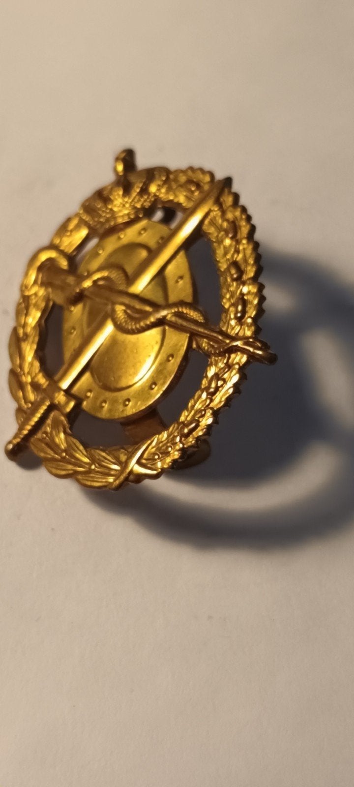 Militair embleem: Gouden insigne met zwaarden en lauwerkrans, Ophalen of Verzenden, Overige soorten, Overige gebieden, Embleem of Badge