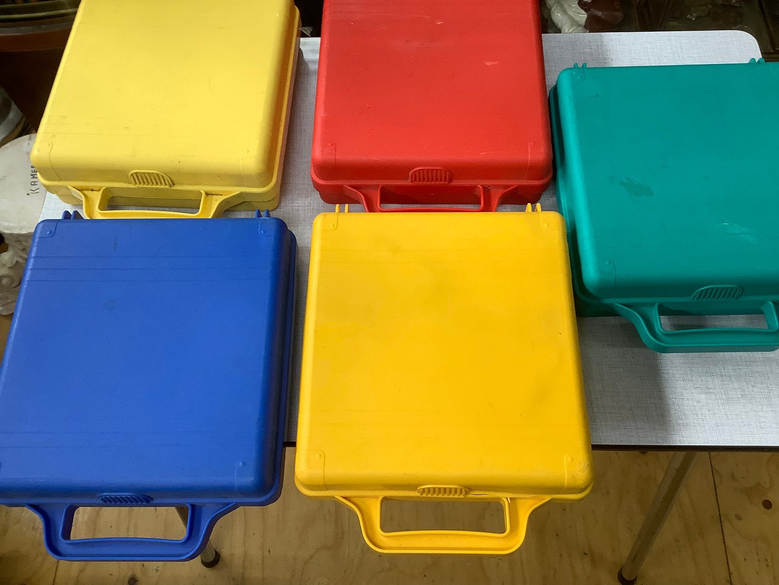 Gekleurde harde koffers gevuld met cassettebandjes, Ophalen of Verzenden, Gebruikt, Overige genres