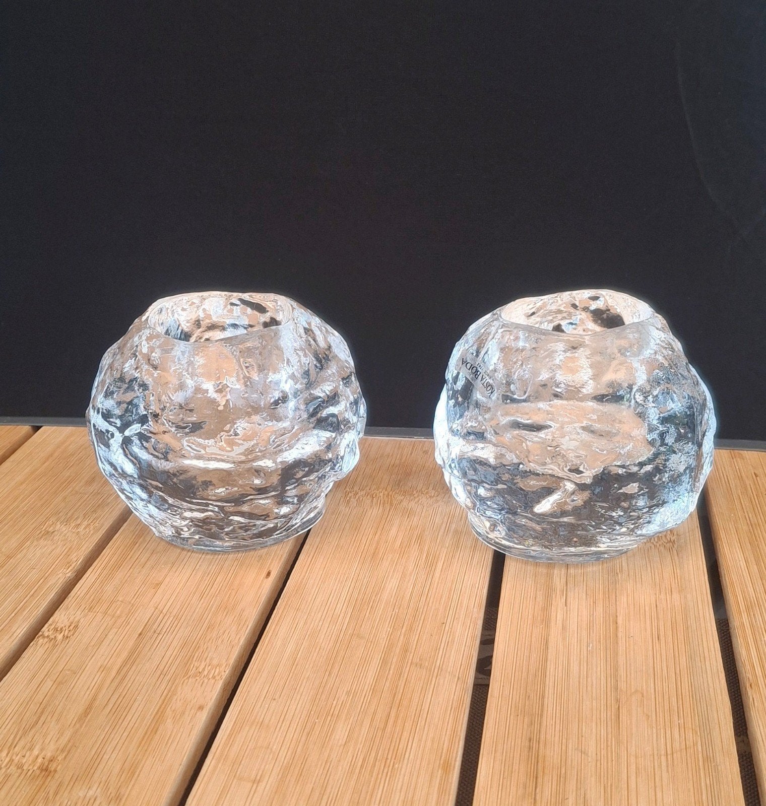 2 Kosta Boda Snowball glazen waxinelichthouders., Ophalen of Verzenden, Zo goed als nieuw, Glas of Kopje