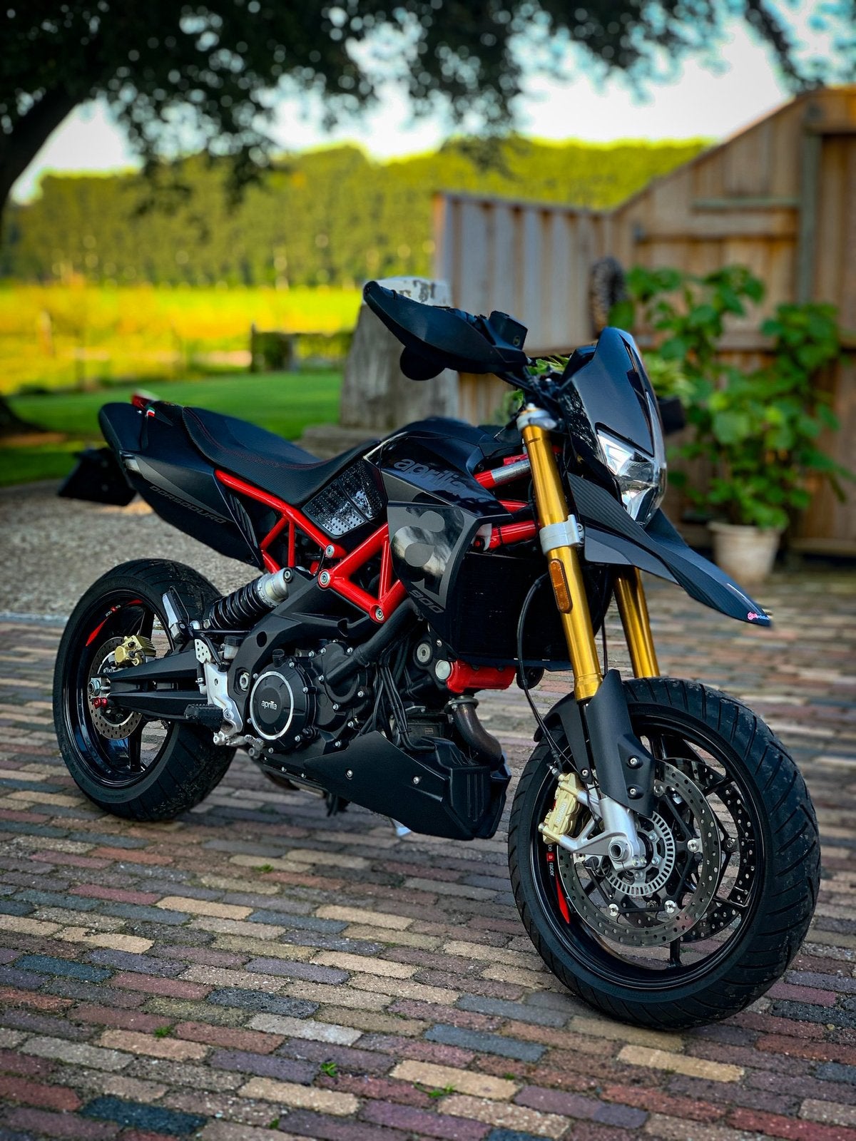 Aprilia Dorsoduro 900 ABS - Zeer nette staat, lage KM stand!, Motoren, Motoren | Aprilia, Particulier, Naked bike, meer dan 35 kW