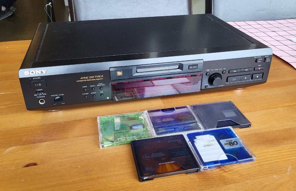 Sony MiniDisc Deck MDS-JE530 + 5 MiniDiscs, Audio, Tv en Foto, Walkmans, Discmans en Minidiscspelers, Ophalen of Verzenden, Minidisc-speler
