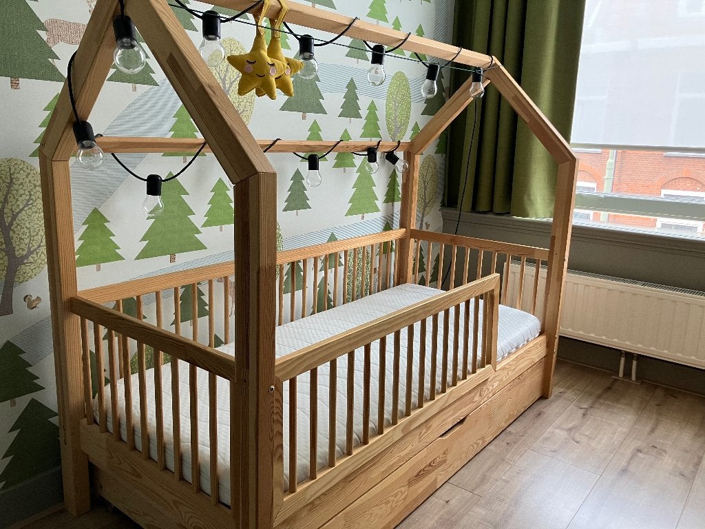 Petitpuk bedhuisje / huisjesbed 70x160 incl matras en meer, Ophalen, Gebruikt, 160 tot 180 cm, 70 tot 85 cm