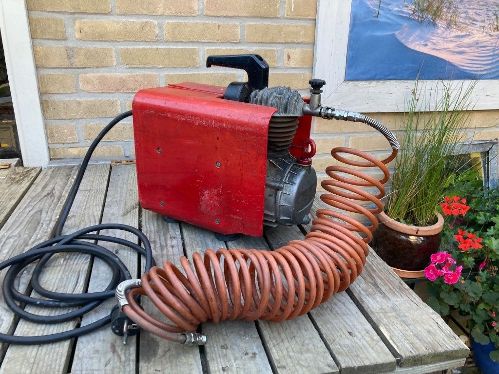 Lucht compressor, compact en handig, met luchtslang, Gebruikt, 6 tot 10 bar, Ophalen of Verzenden, Minder dan 200 liter/min