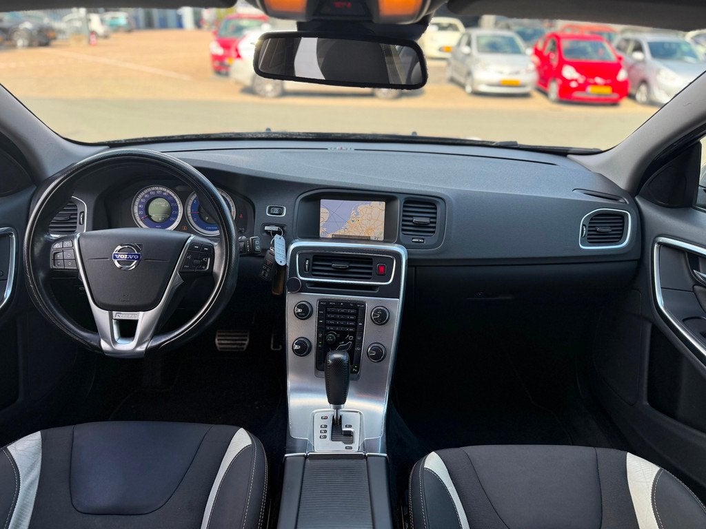 Volvo V60 1.6 T3 R-Design|2e eig|NAP|AUT|PDC|Trekhaak|Cruise, Auto's, Volvo, Gebruikt, 4 cilinders, Blauw, Leder en Stof