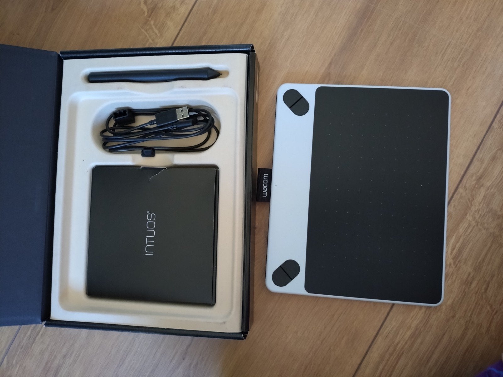 Wacom Intuos draw tablet Wit, Computers en Software, Tekentablets, Ophalen of Verzenden, Zo goed als nieuw, Bedraad, Wacom Intuos