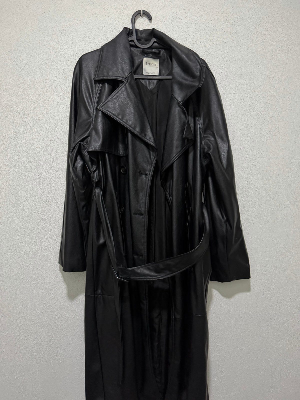 Bershka lange zwarte  leren trenchcoat maat L, Ophalen of Verzenden, Zo goed als nieuw, Maat 42/44 (L), Zwart