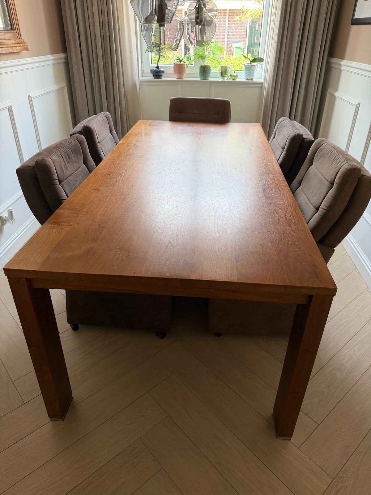 Foto 4 van Eettafel met 6 luxe eetkamerstoelen op wieltjes