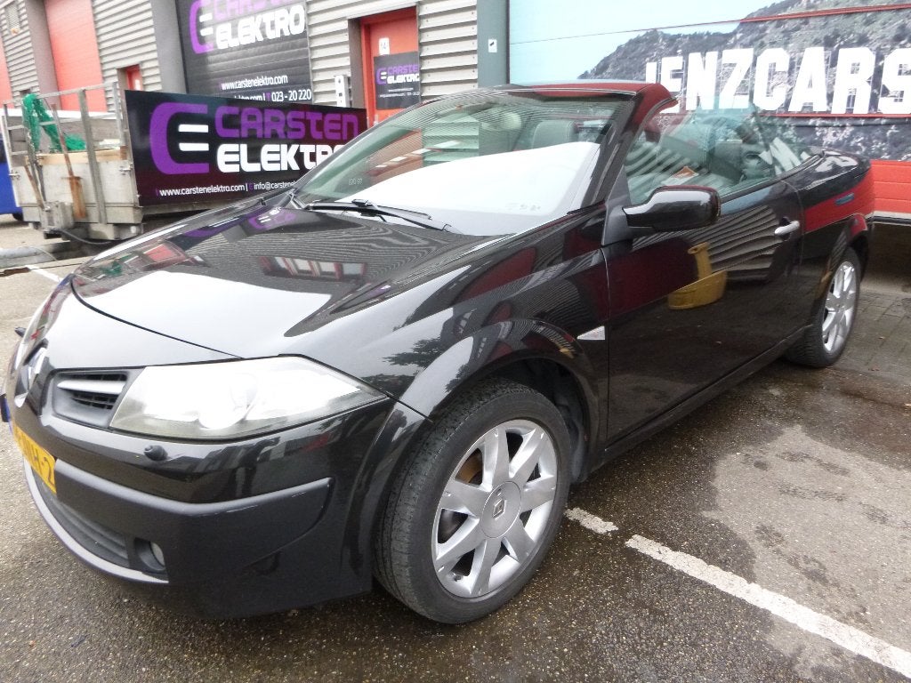 Mégane 2.0 Cabrio Ultimate,PDC,CRUISE,CLIMA,leder,APK 7-2027, Auto's, Voorwielaandrijving, 1998 cc, Zwart, 4 cilinders
