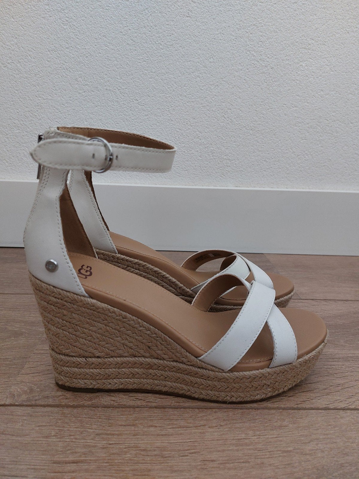 Ugg Ezrah Wedge sandalen sleehakken espadrilles wit maat 40, UGG, Ophalen of Verzenden, Zo goed als nieuw