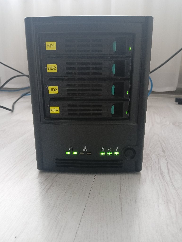 Intel SS4400-E NAS Server - Inclusief 4 HDD's, Computers en Software, NAS, Ophalen, Zo goed als nieuw
