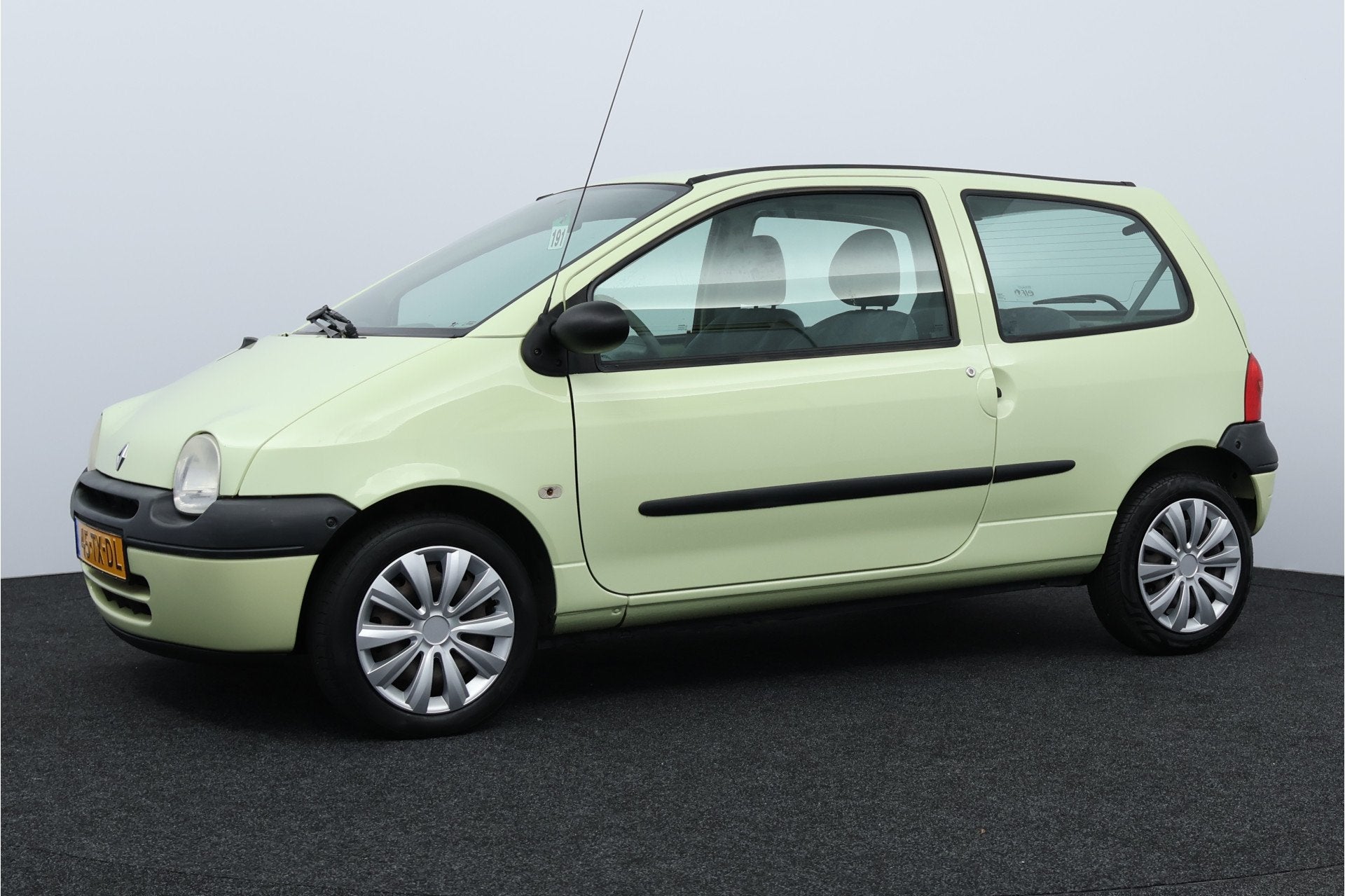 Renault Twingo 1.2 Emotion/ APK 17-12-27!/ Trekhaak/ Airco!/, Voorwielaandrijving, Zwart, 4 cilinders, Origineel Nederlands