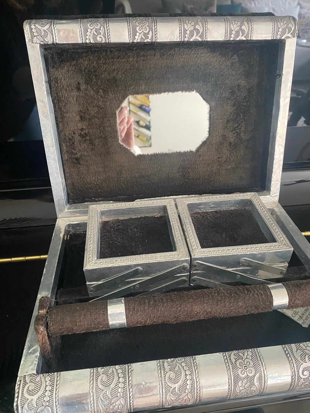 Zilverkleurige sieradendoos met spiegel en vakjes, Ophalen of Verzenden, Gebruikt, Hardcase, Met slot