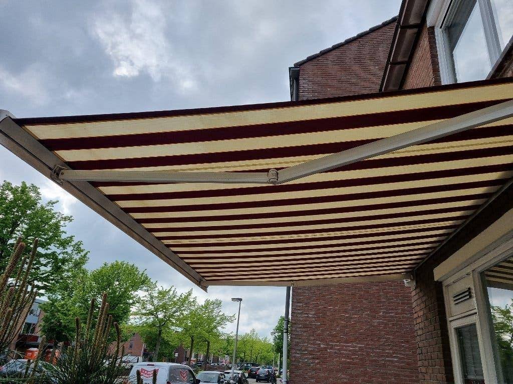 Mooi en goed werkend elektrisch zonnescherm roodbeige, Ophalen, 150 tot 300 cm, Knikarmscherm, Nieuw