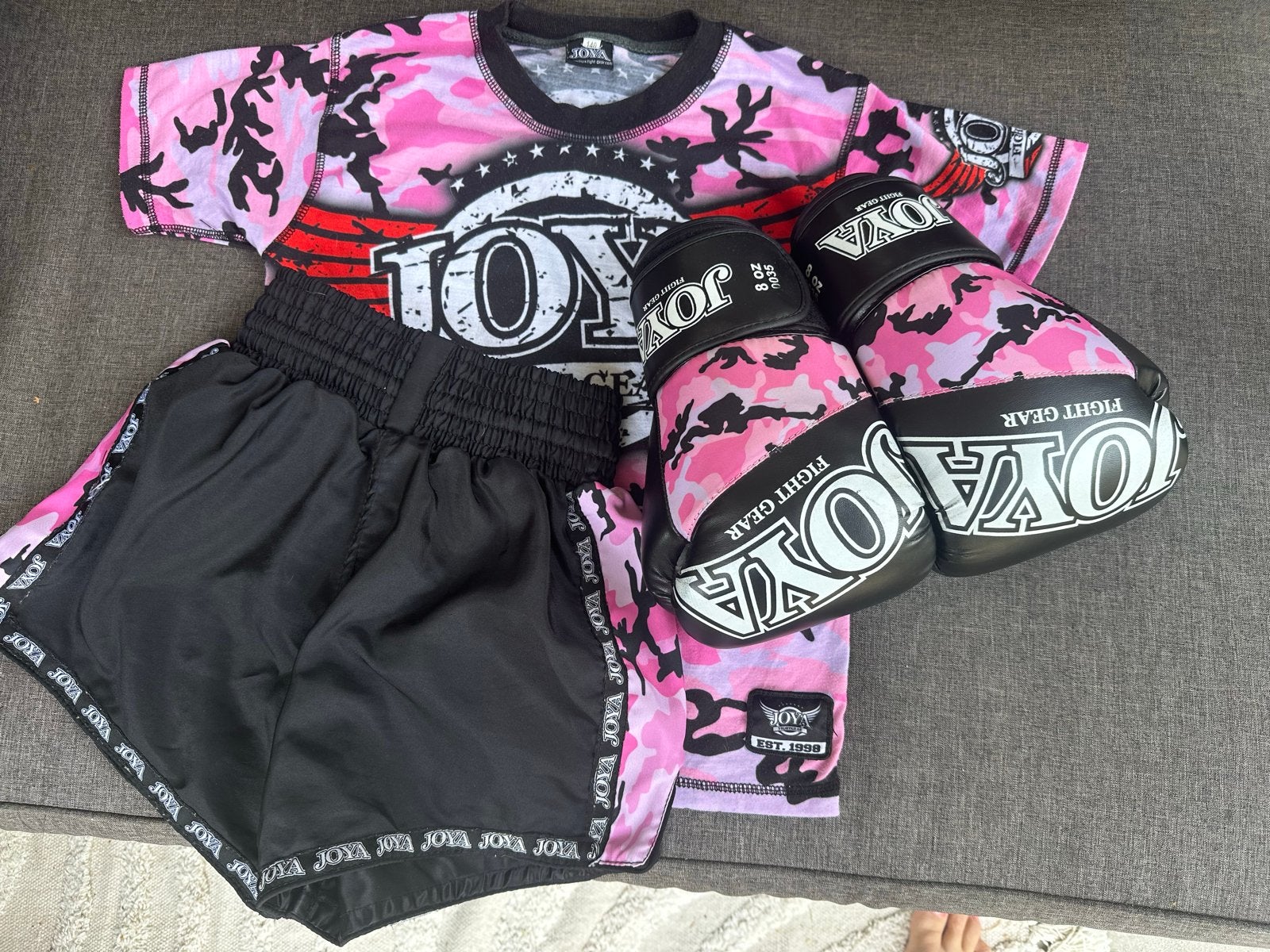 Kinderkickboks set: shirt, broekje en handschoenen (Joya), Gebruikt, Overige, Maat XS of kleiner, Vechtsportmateriaal