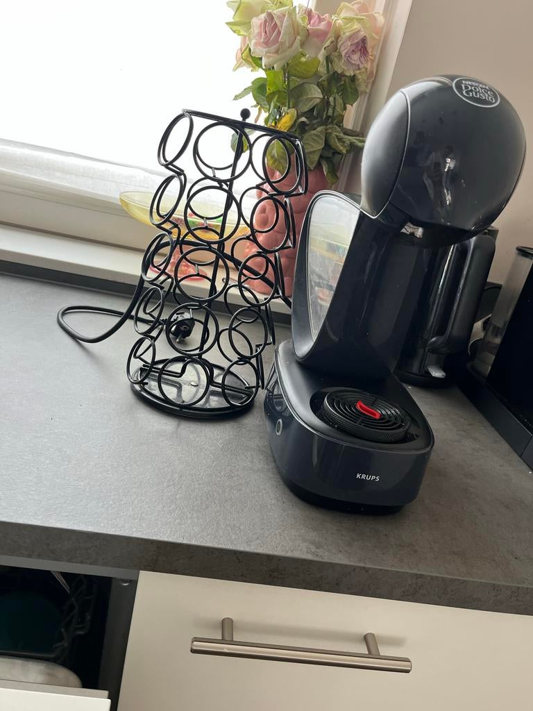 Nescafé Dolce Gusto Krups koffiezetapparaat met houder, Witgoed en Apparatuur, Koffiezetapparaten, Ophalen, Koffiepads en cups