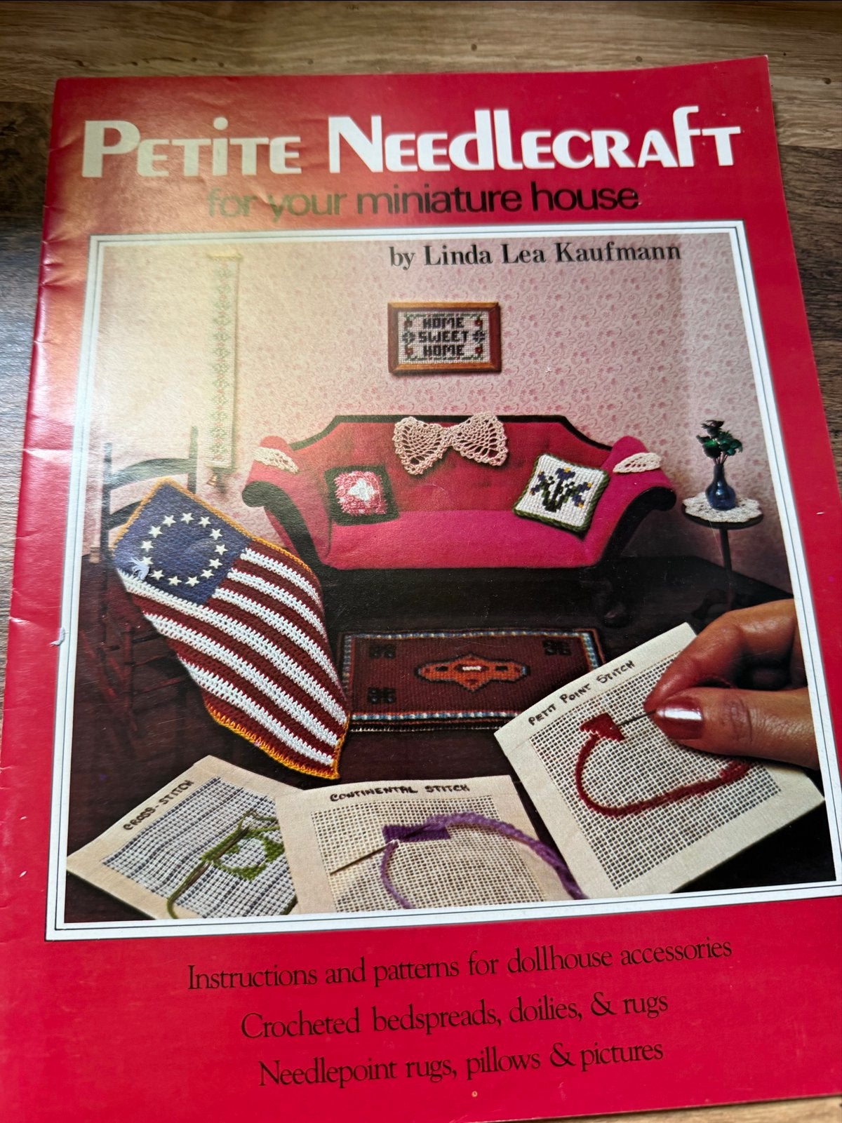 Petite Needlecraft for Your Miniature House uit 1976, Hobby en Vrije tijd, Overige thema's, Meerkleurig, Ophalen of Verzenden