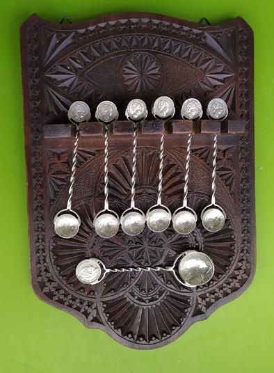 vintage wandbord met "verzetsmunten"lepeltjes, Ophalen of Verzenden, Zilver, Overige typen
