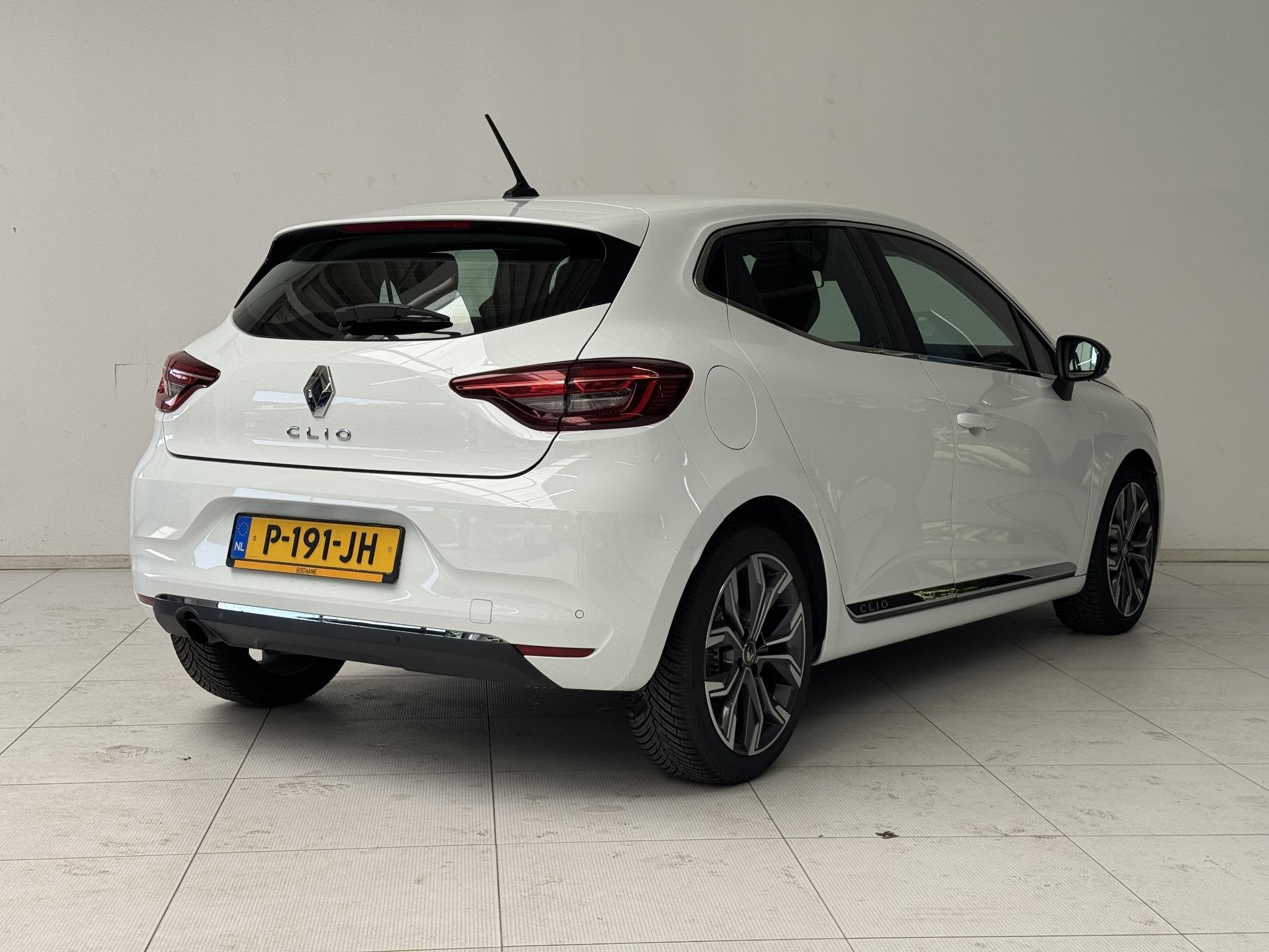 Renault Clio 1.0 TCe Intens | Navigatie | Achteruitrijcamera, 101 pk, Gebruikt, 580 kg, Met garantie (alle)